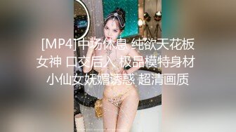 村里的一枝花、公交车上塞满了人，却惊现一荡妇，悄咪咪抓奶，隔着丝袜揉逼，估计都流水了吧！