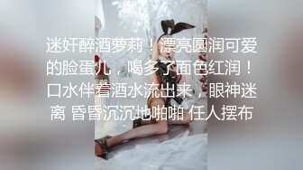 袜子里的黑发辣妹处理修理工具并免费抨击