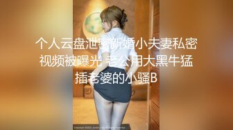 新下海的小妹跟好闺蜜在床上一起发骚，全程露脸轮流展示，揉奶玩逼小道具插逼里不停搅拌抽插