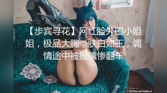 麻花辫顶级美女细腰翘臀牛仔裤，扭动屁股掰开穴，修长美腿揉捏贫乳，对着镜头揉搓阴蒂，震动棒摩擦高潮娇喘