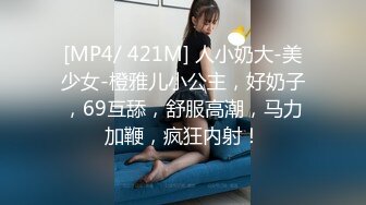 小哥和朋友借着酒精约上炮友在客厅里上演三人行双龙打桩玩(中) 