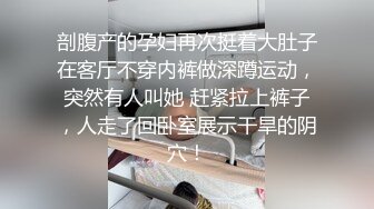 外表清纯乖巧嫩妹，自慰跳蛋塞穴，小穴太紧拉不出跳蛋，边震被炮友吸奶子