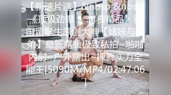 小哥趁着外面没人溜进商场女厕偷拍了两个嫩鲍鱼赶紧跑