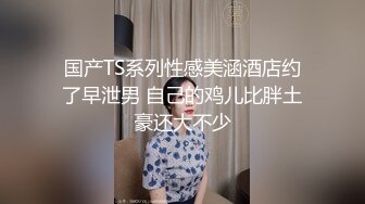 黑丝韵味熟女级别，隔着紫色的纱布一起摇，诱惑的很，主动掰穴还很粉，道具自慰