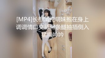 风骚两姐妹露脸享受大鸡巴的放肆抽插，全程露脸被大哥压在身下轮草，淫声荡语揉捏骚奶子，还要被姐妹舔弄