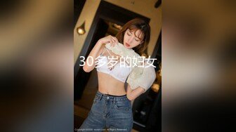 【技校小妹】19岁小萝莉跟两个纹身猛男玩3P，暴插狂干，娇小身躯相当能扛，一直不满足要高潮