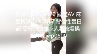 豪华包房中玩弄一个齐肩发御姐范妹子被纹身大哥疯狂吮吸舔穴，白虎干净水嫩多汁