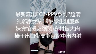 炸鸡店老板娘在店里偷偷播，听狼友指挥跑到厨房漏出骚奶子揉捏好刺激，脱了裤子掰开骚逼给狼友看精彩刺激1