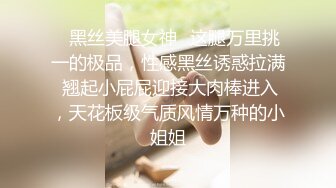 淫声荡语骚人妻让大哥抓着两个奶子凑一块一起吃，淫声荡语互动狼友，让大哥压在身下无套抽插，内射骚穴刺激