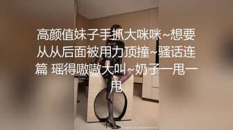 年轻小骚妹镜头前的展示，全程露脸听狼友指挥玩跳弹自慰骚逼呻吟，床上床下各种姿势蹂躏骚逼特写表情丰富