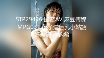 [MP4/ 409M]&nbsp;&nbsp;身材不错的眼镜御姐范美少妇玩三P，有人专业角度拍摄，硬了后入操逼