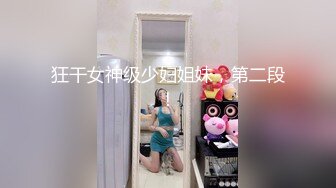 漂亮女主播户外真空露出大阴唇在野外无视身边经过的路人冲动直播逼逼，白嫩大长腿不知道被哪个路人搞上了