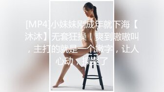 后插露脸小少妇，大长屌，后入无毛小白虎，猛烈操逼