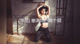 36D极品美乳小骚货，一对豪乳又大又白，粉色吊带网袜，粗大假屌插穴，搞的骚穴湿哒哒