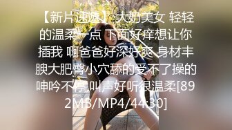 兄弟两共享女友全程露脸激情3P，揉奶舔逼让小骚逼给口交大鸡巴，下面让兄弟舔逼场面淫乱刺激，精彩不要错过