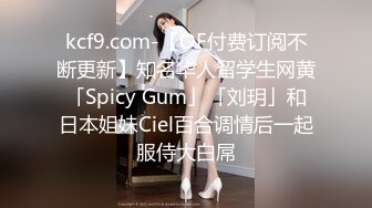 ✿群P小骚妻✿享受后入的同时当然嘴里也不能闲着啦，这个姿势是真的涨的我满满的，不知道啥感觉，身上麻，特别麻