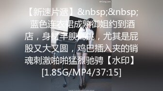 商场女厕全景偷拍口罩美女的极品一线小美鲍