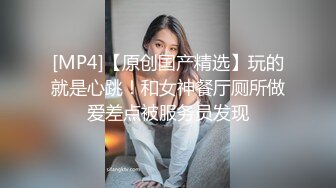 边和老公打电话边偷人做爱，老公鸡鸡太小太短难以满足