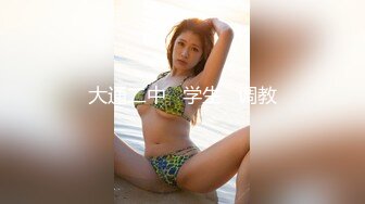 健身房厕所尿尿听到隔壁厕间有奇怪的声音意外偷拍到教练和女学员在里面嘿哟简直就是活春宫