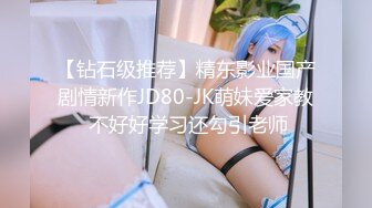 《极品CP?魔手?外购》美女如云餐饮店大神躲藏女厕逼脸同框偸拍数位小姐姐方便，被一个美女发现翻车了还好没有推门吓尿了