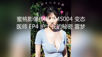 美女被2个朋友故意带到KTV包房挑战刺激啪轮流操