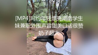 肥逼大屁股随便玩，给逼逼拔罐子把她逼逼吸肿，道具插进逼逼看子宫