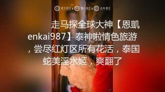 两只萝莉小母狗 爽不爽 三个洞都被填满了 三根鸡巴在母狗的身体里运动 小母狗撅起屁股