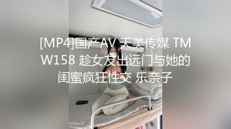 [MP4/ 2.68G] 榨精机少妇全程露脸伺候三个大哥激情啪啪性爱直播，被几哥大哥各种蹂躏爆草，床上床下抽插