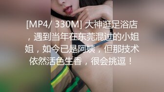 SWAG 小女仆忍不住手插穴穴主人刚回家很累吧