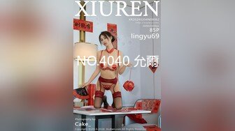 白白嫩嫩的大波浪美女把个小鲍鱼夹的可真紧