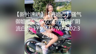 专注人前露出与路人同框美腿女神GI9ZA视图集，公园超市广场哪人多往哪去和老登一起锻炼 (11)