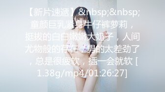 温柔乖巧美女！居家和炮友操逼！撩起衣服白嫩美乳，浴室洗澡口交后入，转战卧室爆操