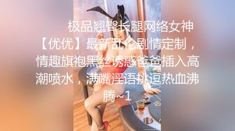 清纯靓丽长发妹子全裸自慰，胸型比心换上黑丝特写私处