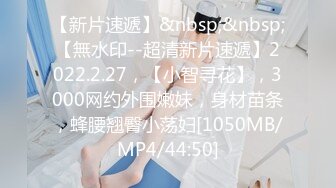 一男一女厕所偷拍合作，女的在门口把风