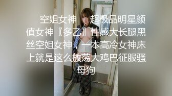 大屁股骚奶子黑丝诱惑颜值也还不错的无敌骚浪贱，让小 哥床上放肆抽插，奶子乱晃叫的骚，后入双插菊花逼逼