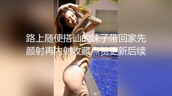 单男后入使劲怼，把老婆腿都操软了，有点心疼