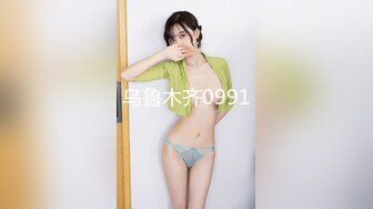 一大早勃起把鸡巴塞进还在戴眼罩睡觉的白虎女友口里，无套后入外射