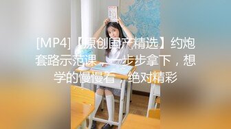 公交车站抄底不穿内裤的超短裙美女真心让人按捺不住啊