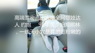 【双胞胎姐妹花浴室诱惑】长相清纯带着眼镜，浴室脱光光湿身诱惑，贫乳小奶子，翘起美臀拍打，坐马桶上掰穴特写