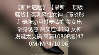 牛人潛入某大廈女廁偷拍