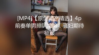 【P2】都知道欧美人很开放，没想到如此开放！罕见在人潮涌动公开场合【成人展舞台】真刀真枪干起来，原始人性展露无遗 (1)