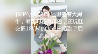 酒店摄像头偷拍小哥和好友一块3P个颜值和身材都不错的美女一边干一边开着手电照