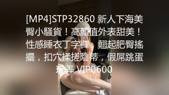 素颜女友巨乳妹子，卧室表情骚气动人，道具吸地插穴，特写尿尿，一字马侧入道具一对大灯晃呀晃