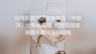 兔女郎装扮性感黑丝无毛白虎妹子自慰，退下衣服露大白圆润美乳，揉捏近距离特写掰穴，手指扣弄高潮出水