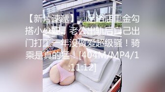 服装店的老板娘趁店里没顾客抓紧时间骚，试衣间里全裸自慰性感火辣热舞全裸，开着们都能看到外面真刺激