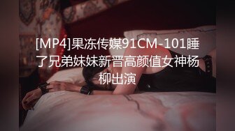 美妞真会玩吃着鸡巴还会边拿鸡巴抽打自己的嘴巴